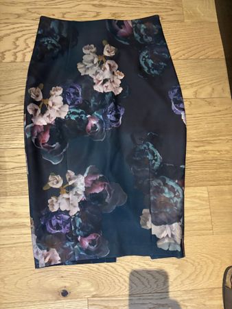 H&M Floral Pencil Skirt - Size 6 - Perfect Condition!