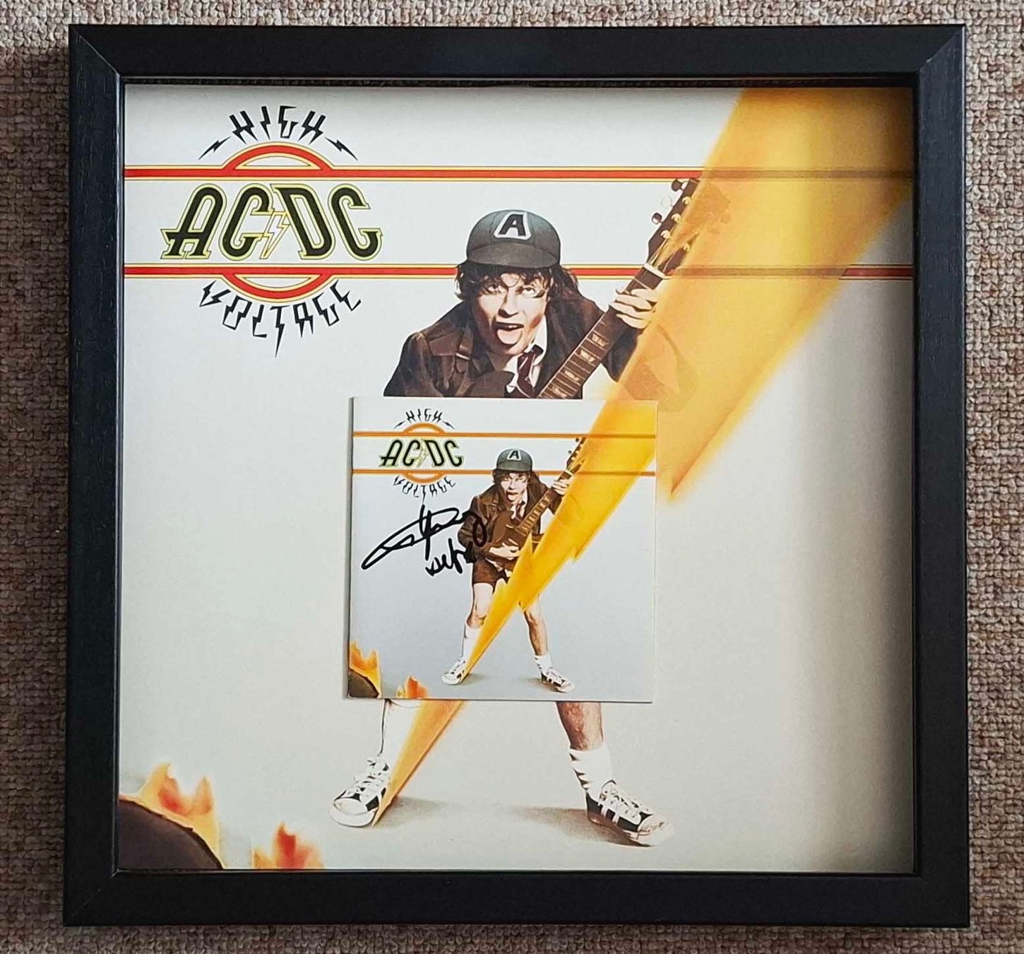 Autogramme: AC/DC High Voltage Rahmung Angus Young - Original Autogramm – Neu (gemäss Beschreibung) aus Kaisten von Simpsons4