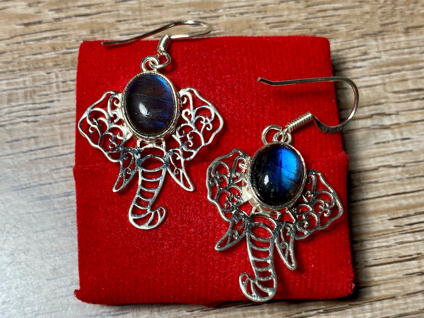 Orecchini pendenti & Orecchini a lobo: Boho Elefant Ohrringe 925 Silber mit natürlichem Labradorit – Nuovo e nell'imballaggio originale da Laax venduto da Kiki_Kingdom3 5