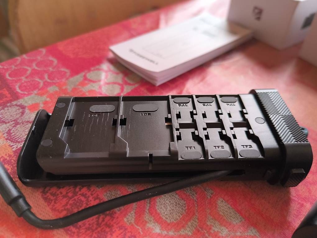 Kartenlesegeräte: Multi SD-Card Reader & Holder – Gebraucht aus Grub-AR von Medora 1