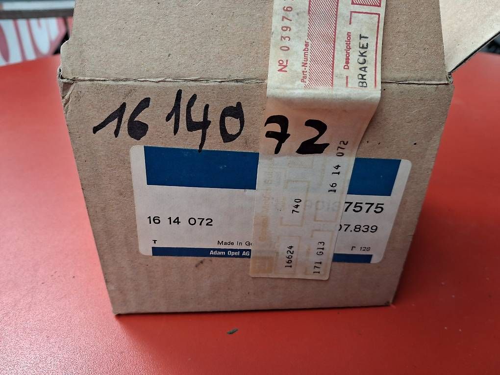 Tutti pezzi di ricambio auto: Opel Stossstangenhalter 16 14 072 – Usato da Huttwil venduto da kadett_78 2