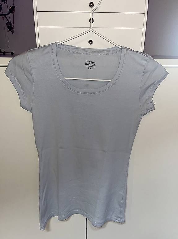 Tally Weijl T-shirts: Basic T-Shirt – D'occasion à Obersaxen par TaCaSales 1