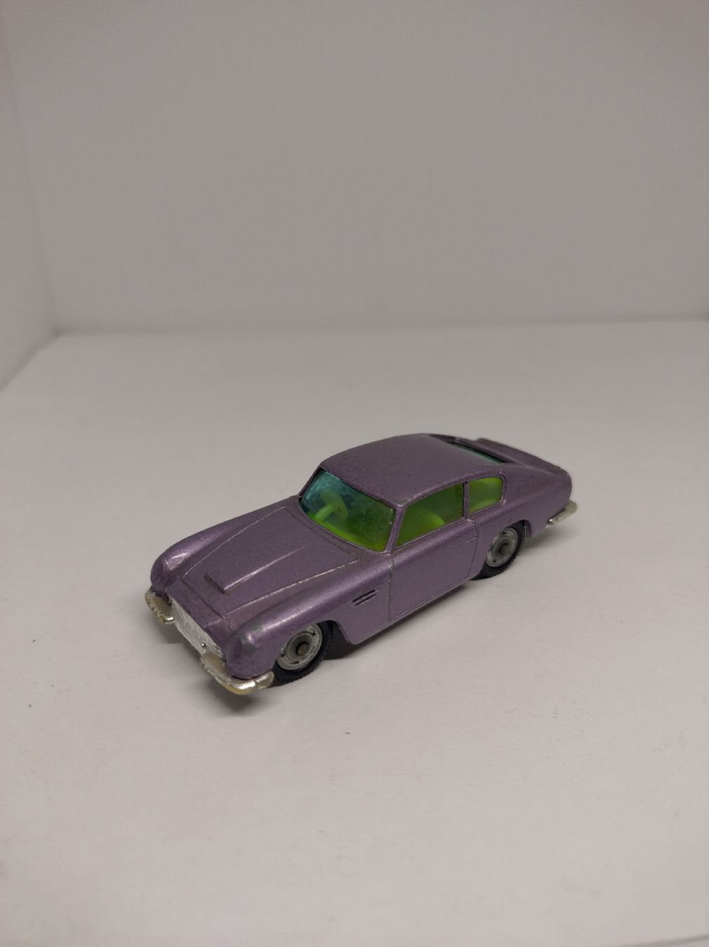Matchbox Modellautos: Husky, Aston Martin DB6 – Gebraucht aus La Chaux-de-Fonds von Pierrot8404