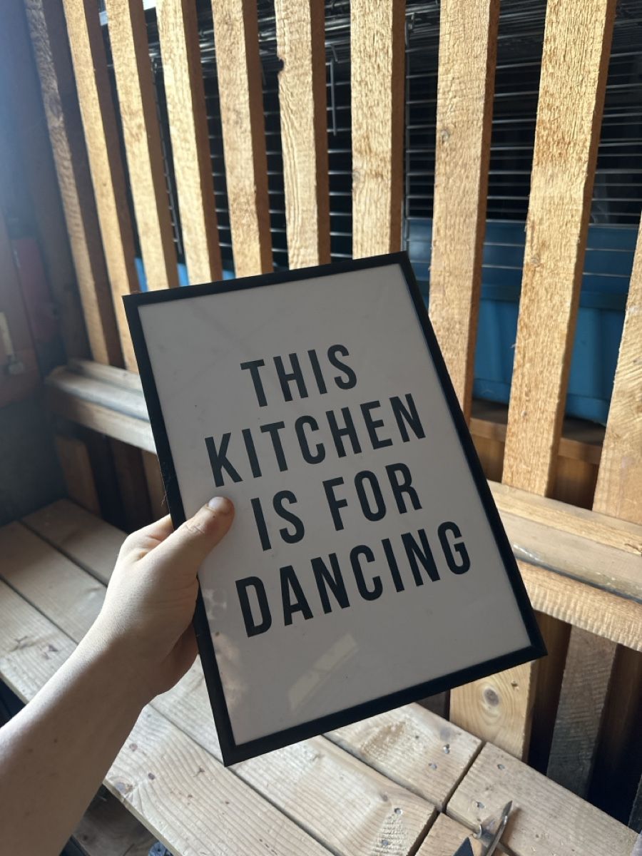 Alle Dekorationen: Wandbild "This Kitchen Is For Dancing" schwarz weiss – Gebraucht aus Buchs SG von leevin01