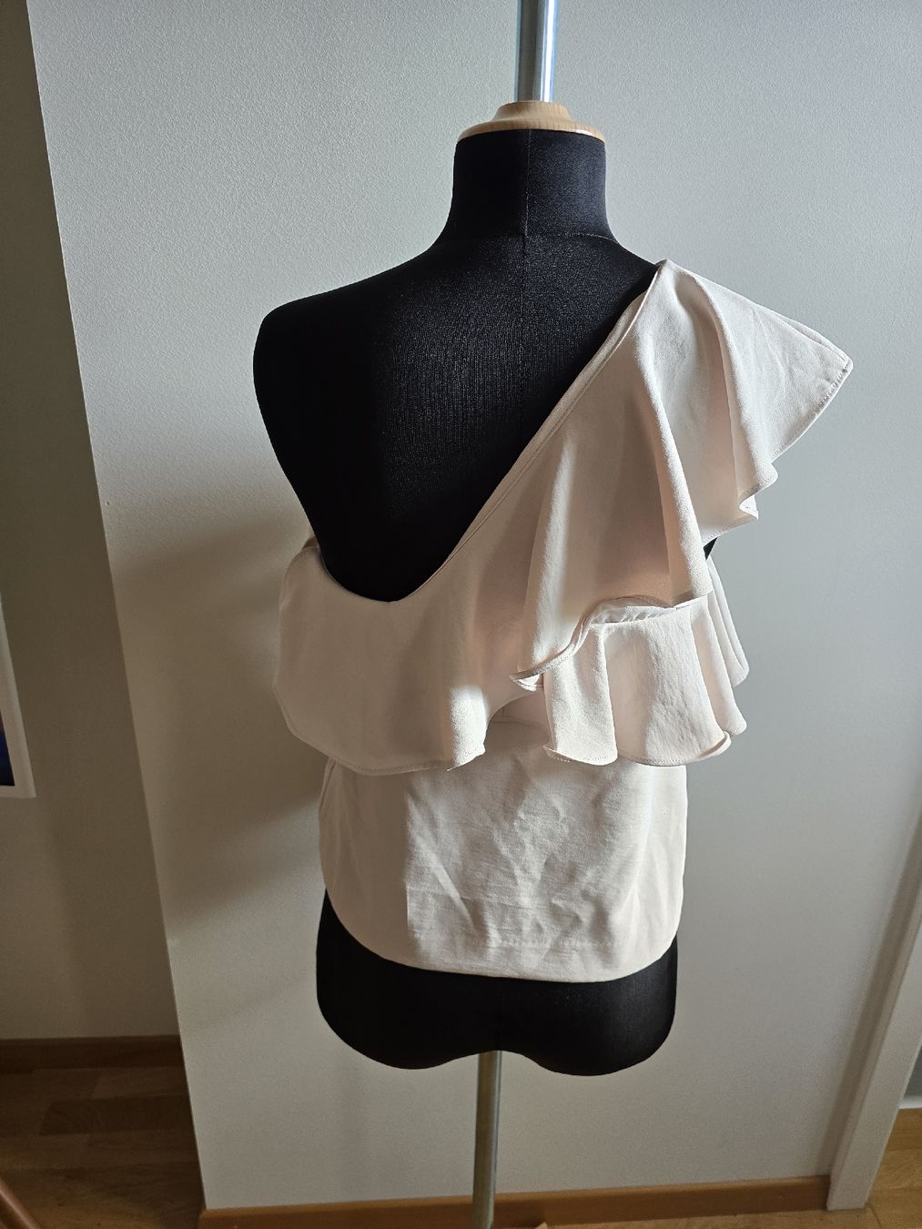 Mango Top: Oneshoulder Top mit Volants – Nuovo (secondo la descrizione) da Zürich venduto da ale_bg2x 3