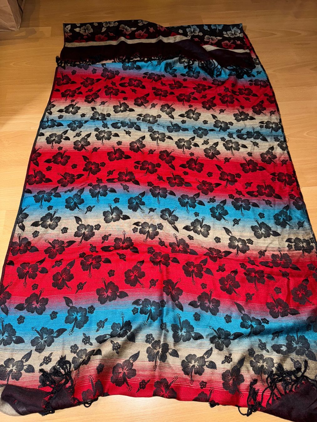 Foulard & Sciarpe: Farbenfroher Schal mit Hibiskusblüten – Usato da Grosswangen venduto da shoes.bags.and.co 5