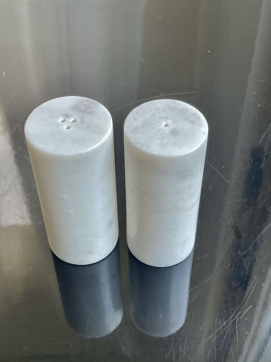 Elettrodomestici da cucina: Marble Salt and pepper shakers  – Usato da Richterswil venduto da Prangins9