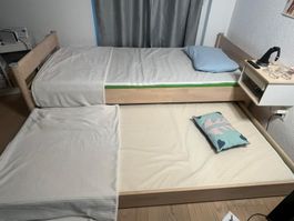 Hochwertiges Holzbett mit zusätzlichem Bett & Matratzen
