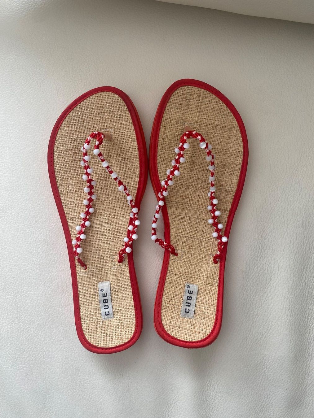 Cube Damenschuhe: SUMMERTIME - stilvolle/leichte Flip-Flops mit Perlen, rot,38 – Gebraucht aus Winkel von ferrari2022 3