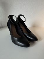 Schwarze Heels mit Riemen — Grösse 37
