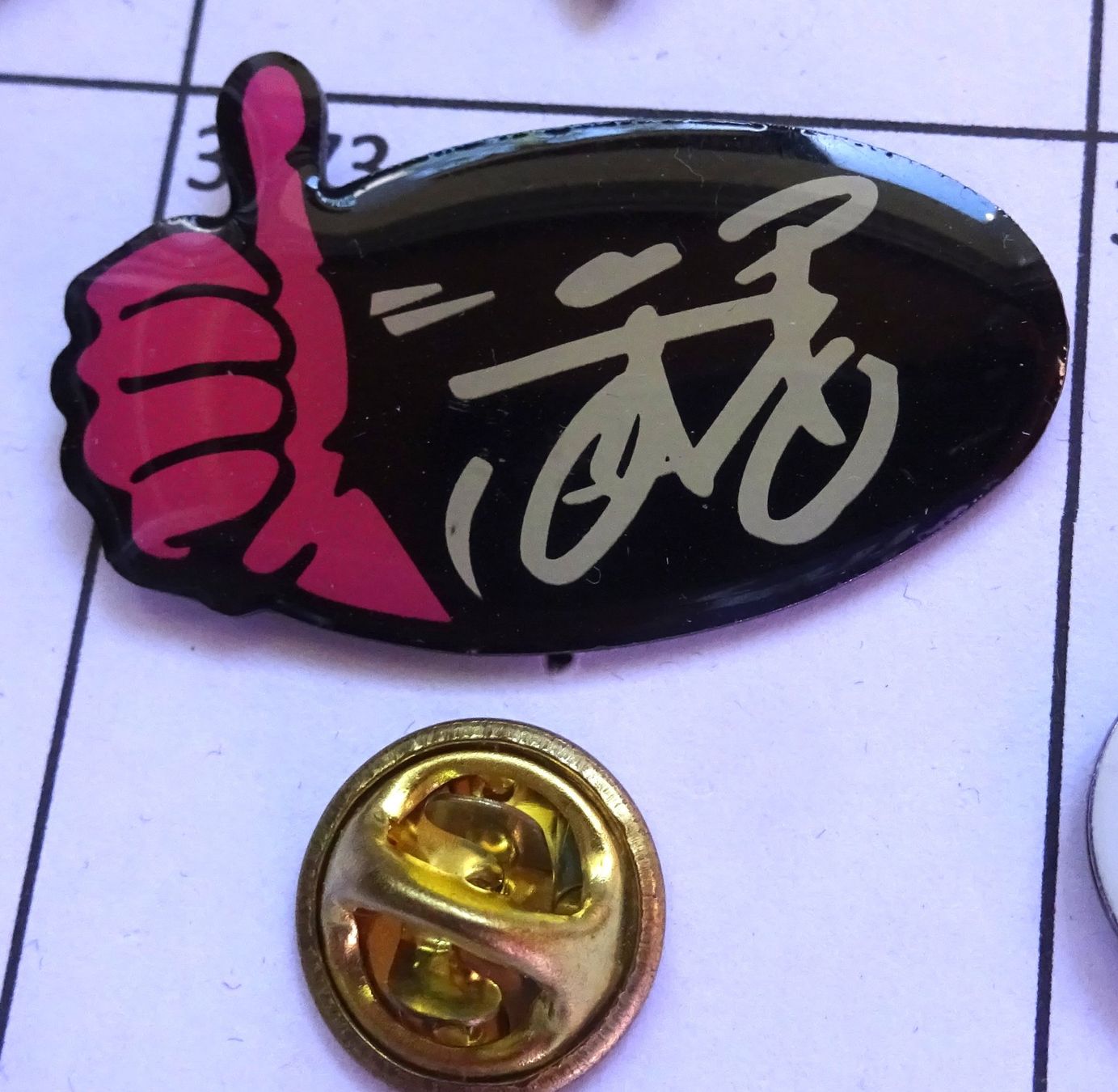 Placchette & Badge: Pin Fahrrad  Daumen, – Usato da Utzenstorf venduto da BUtter81