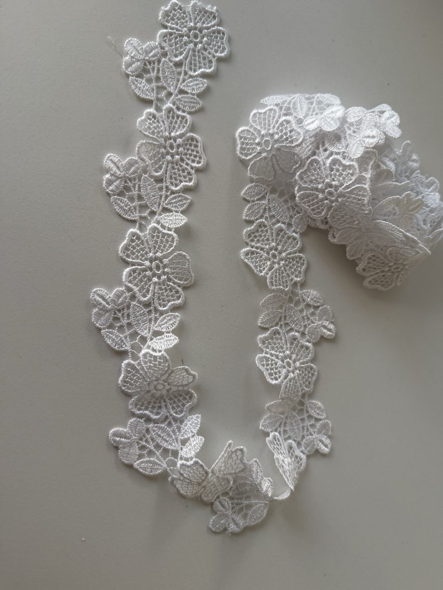 Tessuti: Spitzenband Blumenmuster weiss – Nuovo (secondo la descrizione) da Winterthur venduto da tat_ky5h