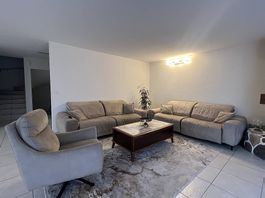 Komplettes gemütliches Sofa-Sessel Tisch set
