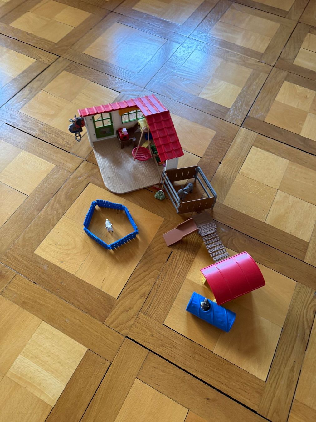 Schleich Spielzeuge: Schleich Tierhotel – Gebraucht aus ZÜRICH von Soraone1