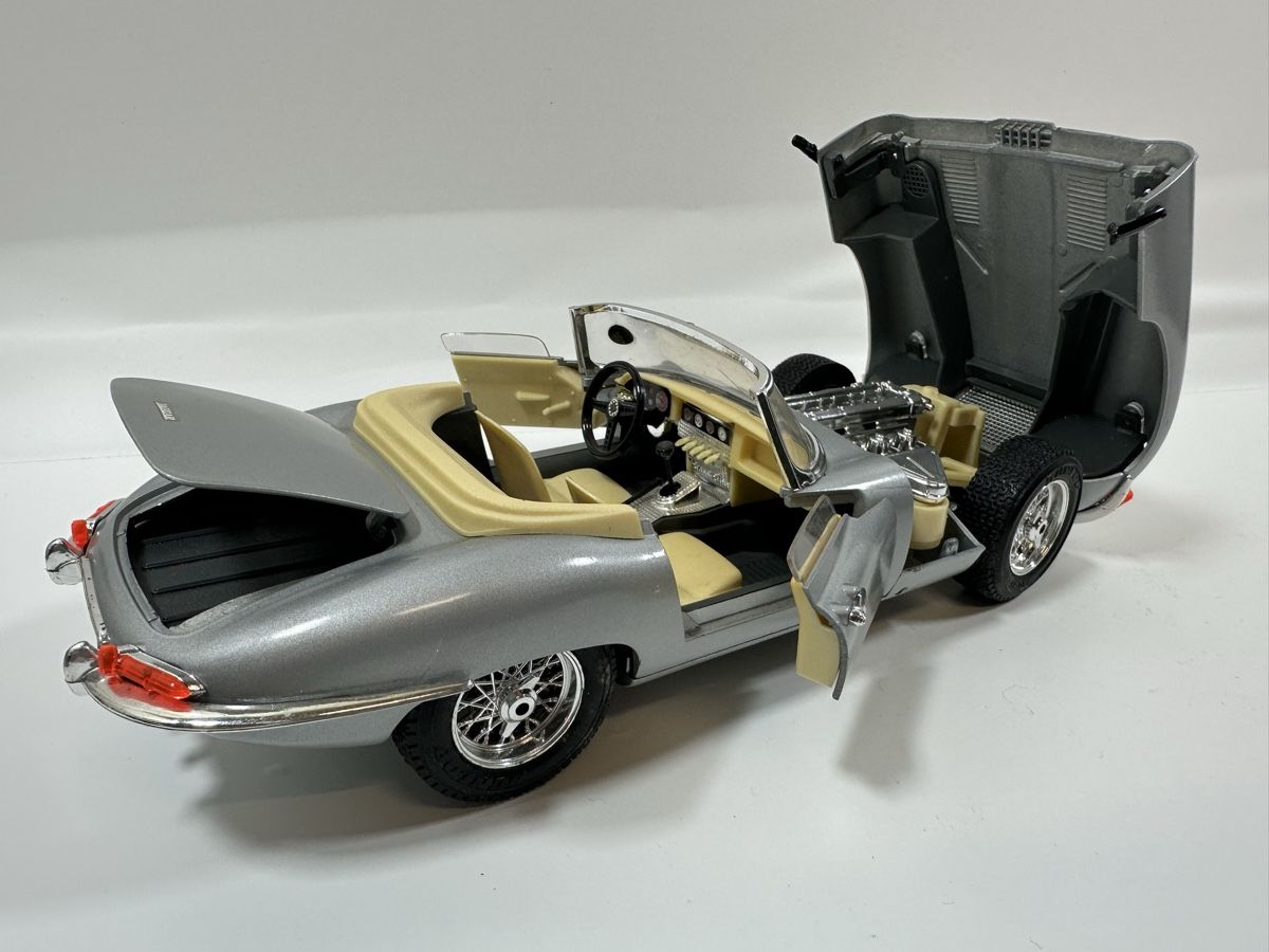 Bburago Modellini d'auto: 1961 Jagaur E Type Cabriolet 1:18, silbrig, BBURAGO – Usato da Zofingen venduto da rf9_x2xt 5
