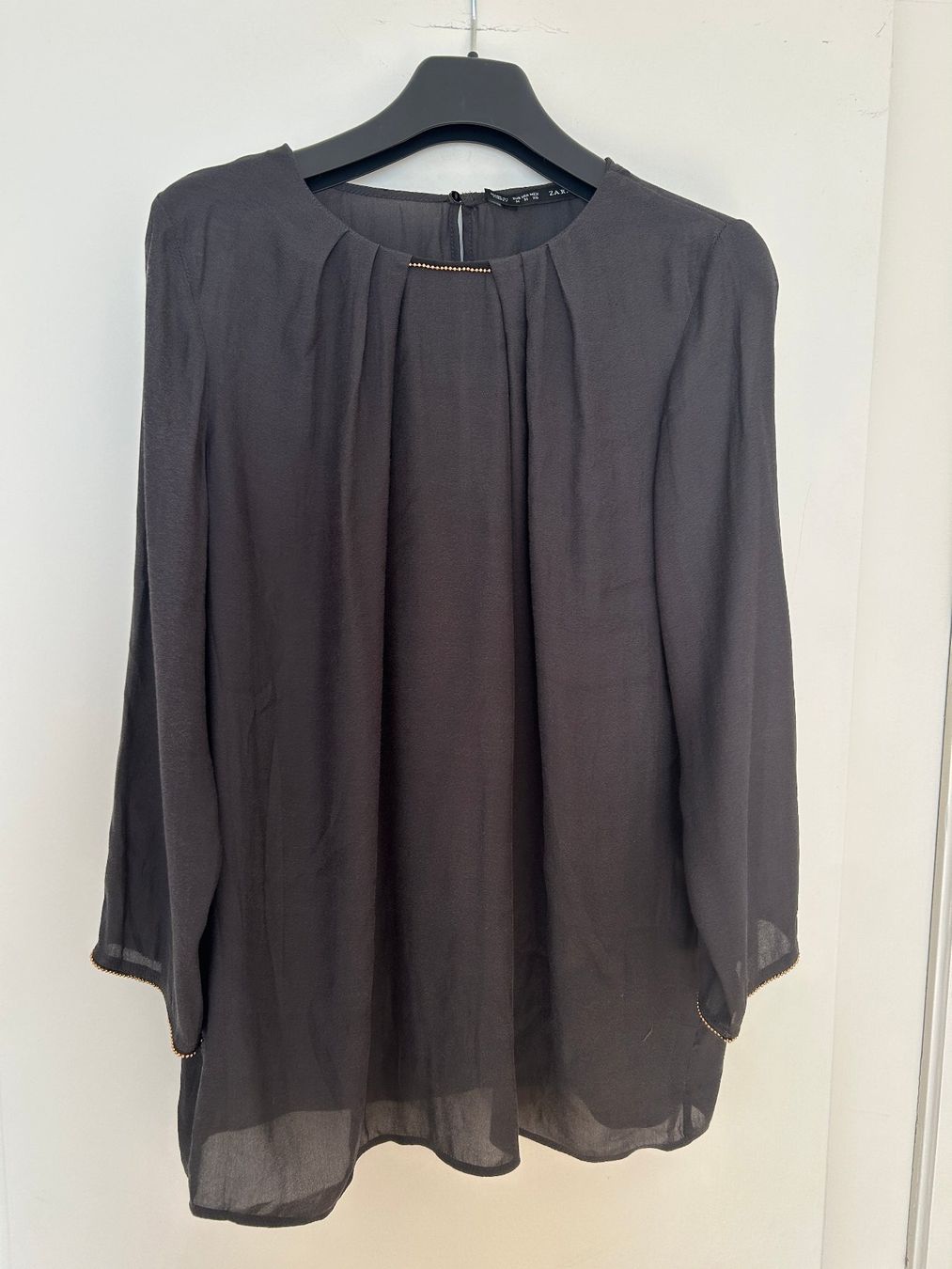 Zara Blusen: Zara Bluse, dunkelgrau /grau, Golddetails, M – Gebraucht aus Bern von SecondWave