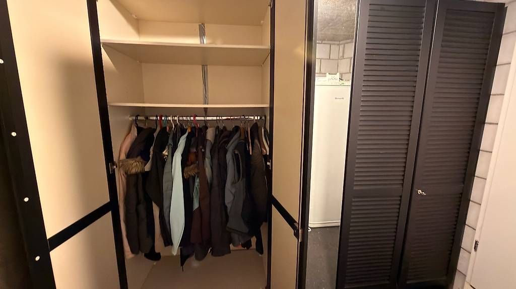 Armadi: Schwarzer Kleiderschrank 5-türig – Usato da Rubigen venduto da dreamgirl 1