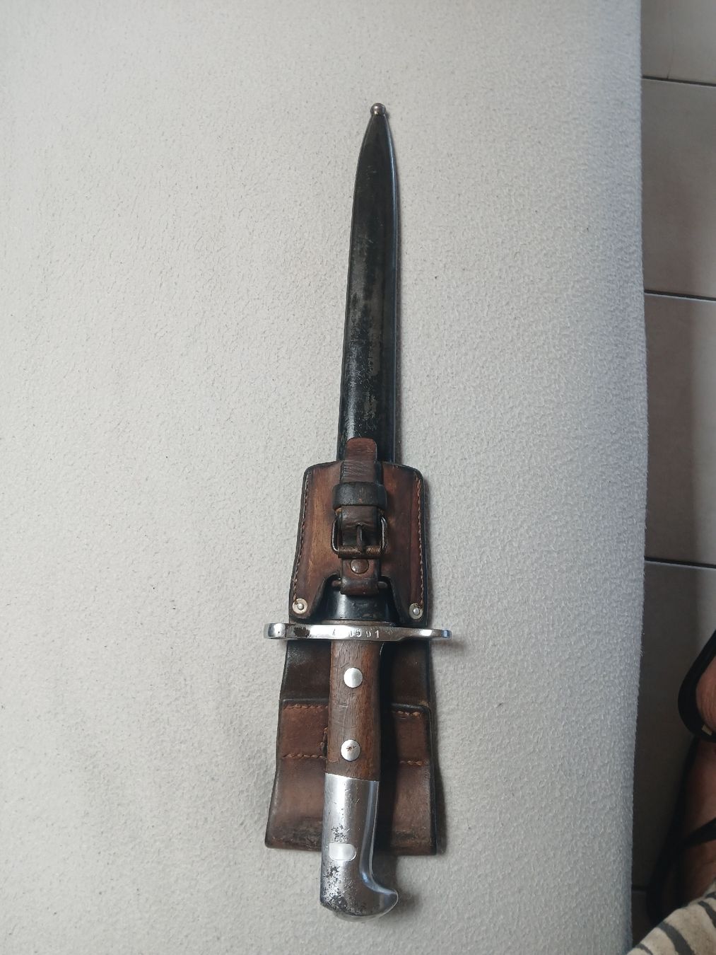 Schweizer Armee Stichwaffen: Baïonnette avec fourreau en  cuir  – Gebraucht aus Corcelles-Payerne von evalyne