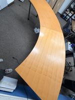 Grosser Bürotisch, halbrunde Form, Holzoptik, gut erhalten