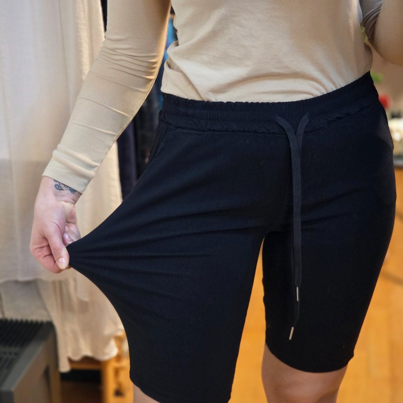 Pantaloni: Schwarze Sommer Shorts M bequem – Usato da Wald ZH venduto da CapLux 2