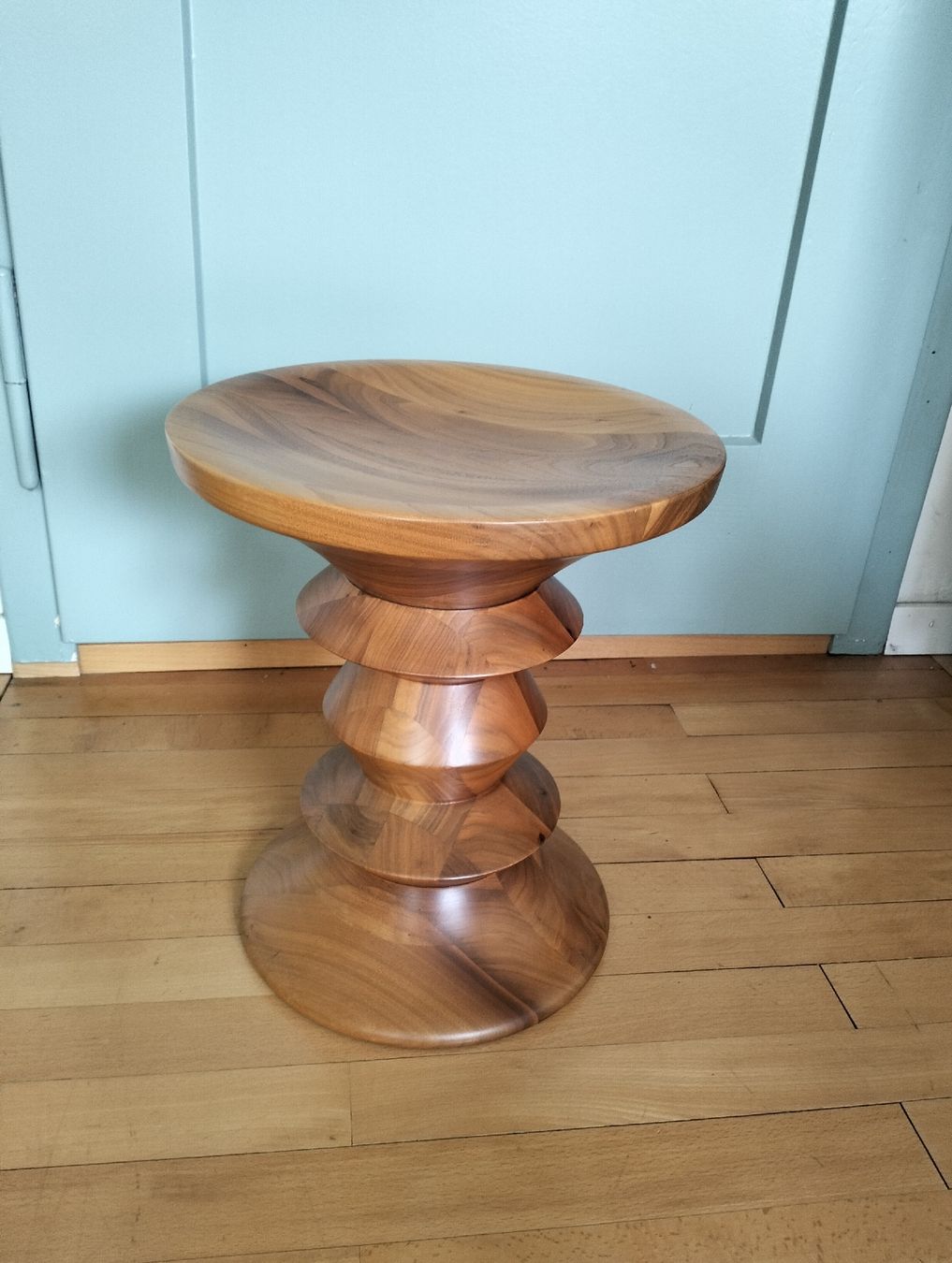 Vitra Sgabelli: Original Vitra Eames Stool  Nussbaumholz Hocker – Usato da Wil SG venduto da die-wohnung 1