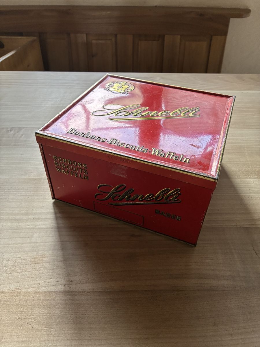 Zuckerdosen: Blechdose Schnebli Bonbons Biscuits Waffeln rot – Gebraucht aus Schlossrued von sumoggu