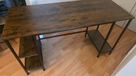 Schreibtisch im Industrial Style mit integrierten Regalen