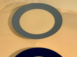 Ein Ofenteller mit Untersetzer