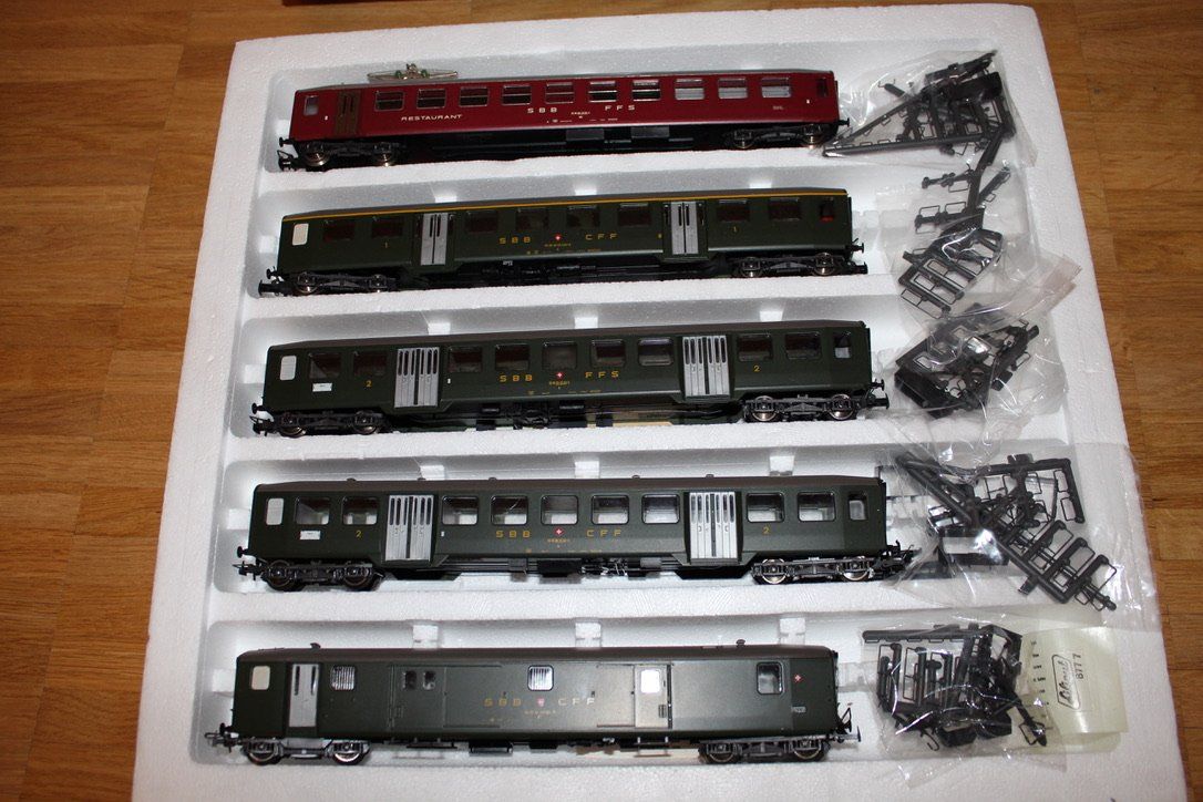 SBB/CFF/FFS Modelleisenbahnen: Modellbahn SBB Set H0  Waggons neuwertig – Gebraucht aus Erlinsbach von plastido