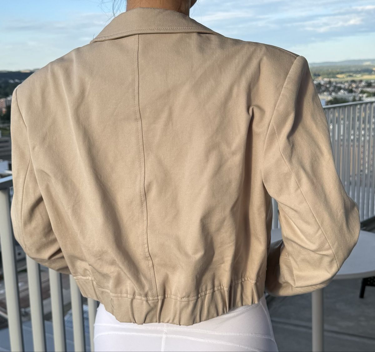 Zara Jacken: Trendy Beige Cropped Jacket Size M – Gebraucht aus Dübendorf von ReLoved_Fashion_ZH 1
