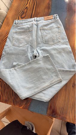 Pantalon en jean bleu clair brodé état comme neuf