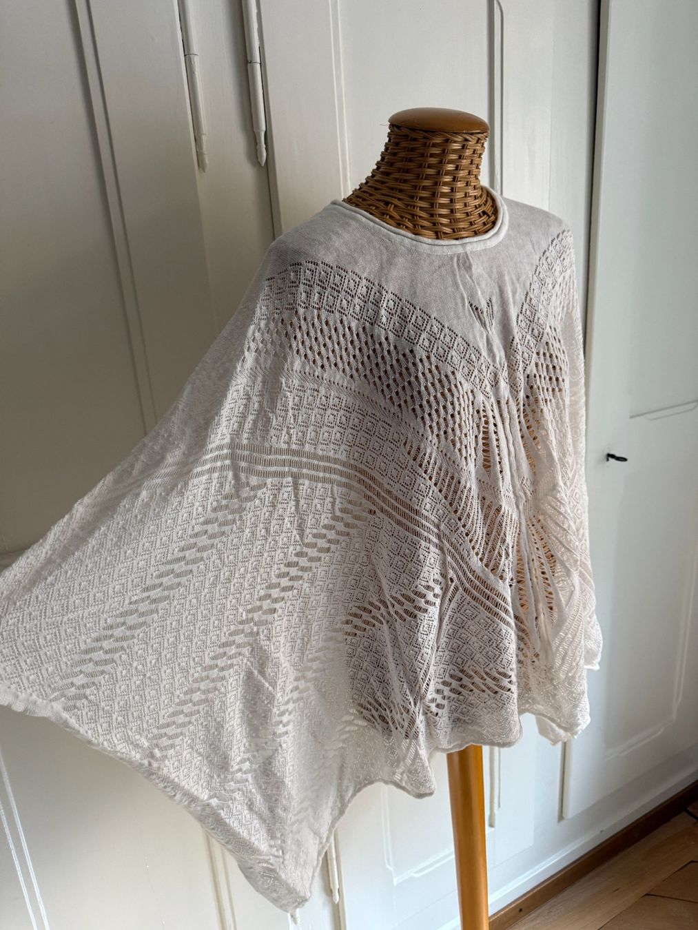 Pulls & Sweat-shirts: Strickoberteil Poncho weiss – D'occasion à Zürich par Diazaio 1