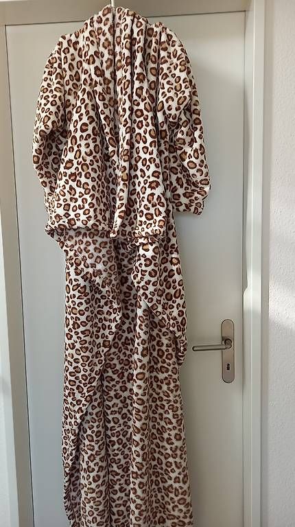Coperte: Kuscheldecke mit Ärmeln "Leo" – Usato da Allschwil venduto da Camy061 2