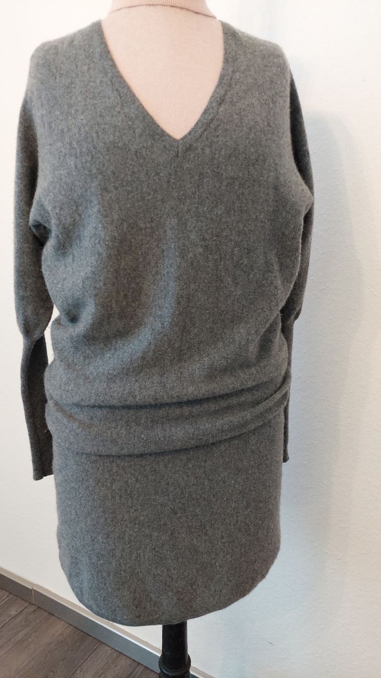 Vestiti: Comtoir des Contonniers grauer Strickpulloverkleid mit V-Aus – Usato da Gwatt (Thun) venduto da Letzte-Chance 1