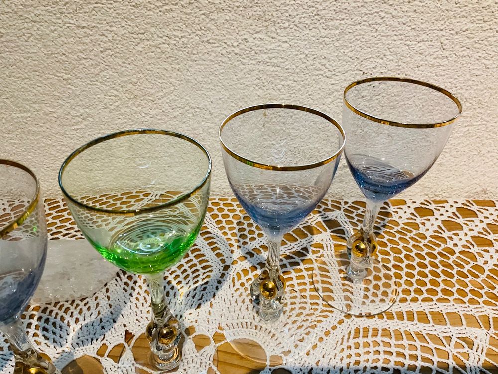 Kingrol Martini-Gläser 4er-Set – Elegantes Geprägtes Vintage-Design, 240 Ml, Mit Stiel