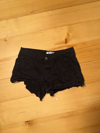 Shorts schwarz mit Lochstickerei Grösse L guter Zustand