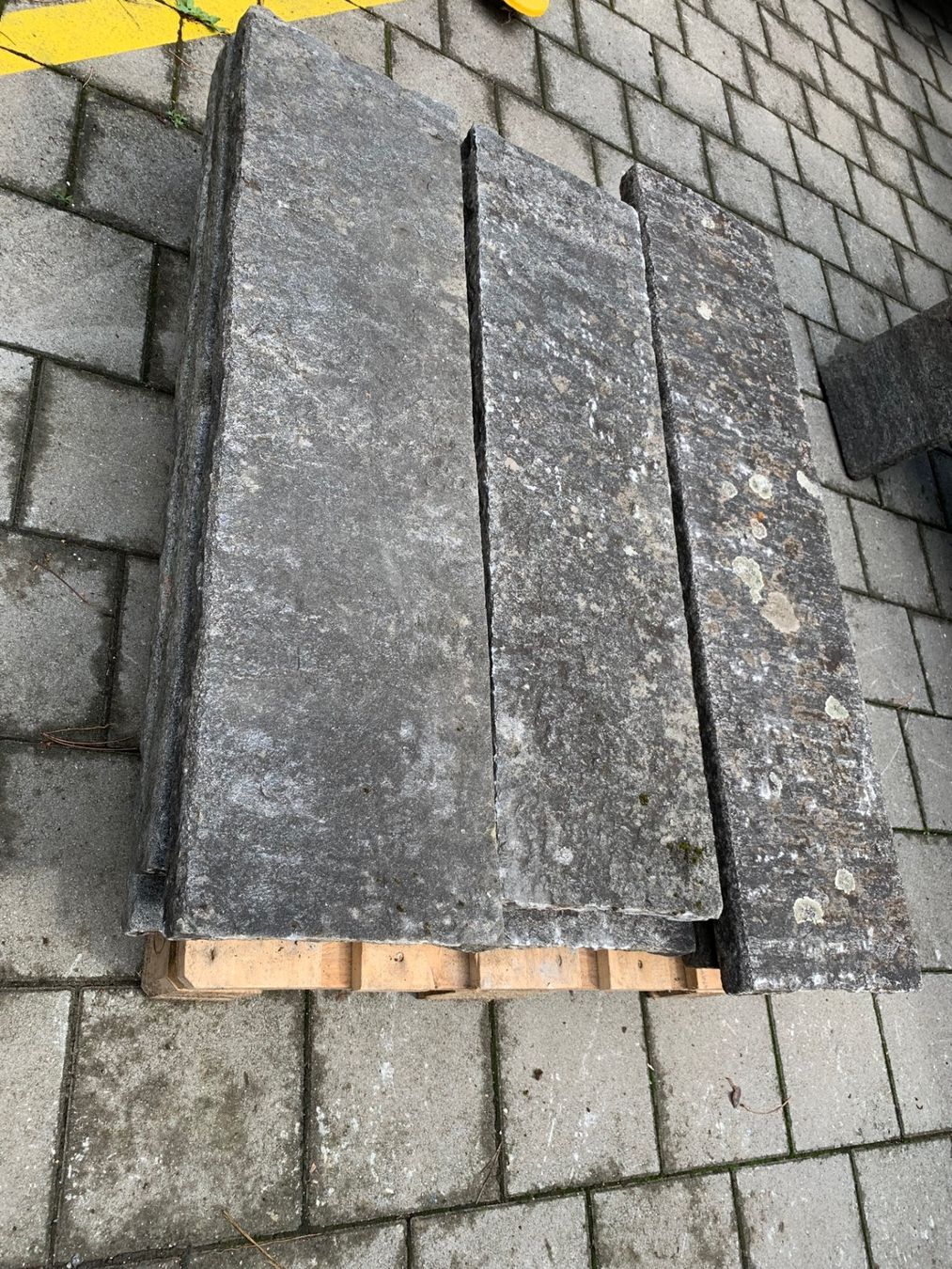 Bodenbeläge: 12 Stück Granit Platten Mauerabdeckplatten Natursteinplatten – Gebraucht aus Wallisellen von  8