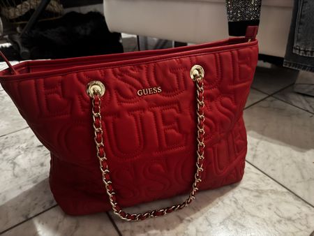 Handtasche Guess rot mit Kettendetail neu