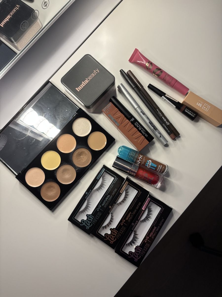 Huda Beauty Make-up: Make-Up Bundle: huda beauty, nyx, mac, etc. – Usato da Merenschwand venduto da selenaaneles