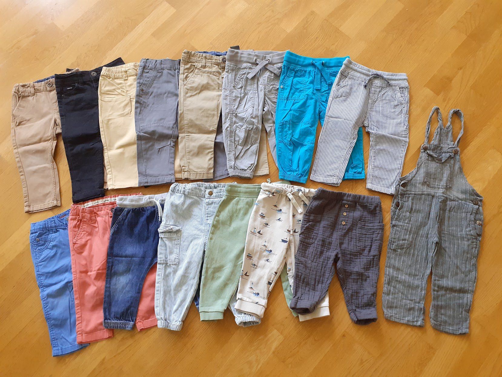 Pantaloni: 16 Hosen, grosse 74-80 – Usato da Dübendorf venduto da Fip05