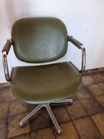 5 alte Coiffeur Stühle
