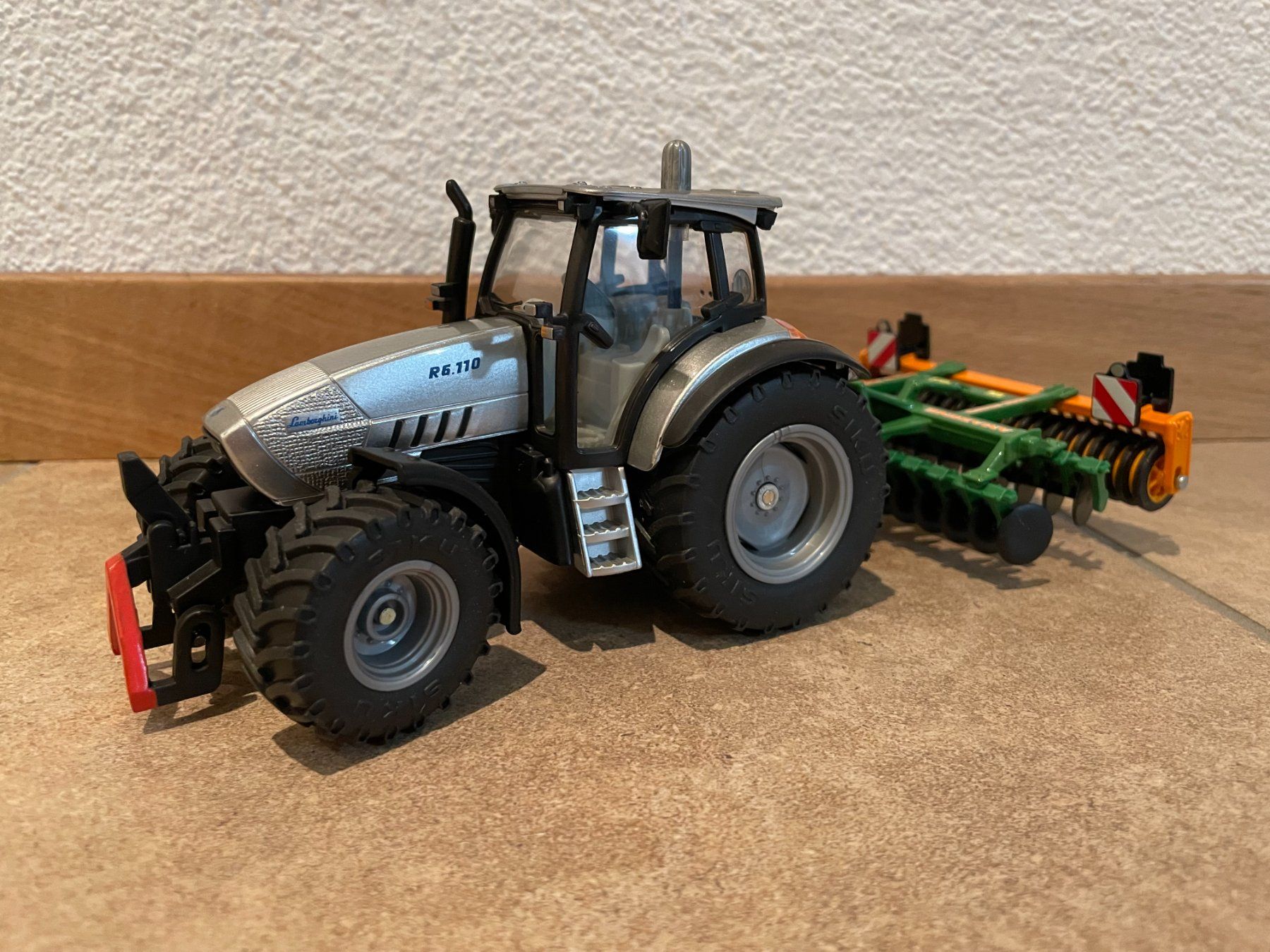 Lamborghini Trattori: SIKU Lamborghini R 6.110 Mit Amazone – Nuovo e nell'imballaggio originale da Kreuzlingen venduto da Stefan1150