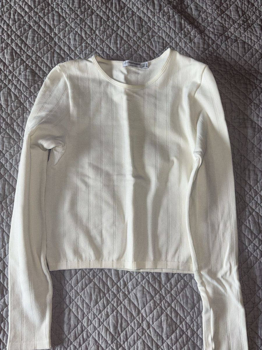 Tops: Pull Blanc Côtelé Taille M – D'occasion à Lausanne par shabnam.t 1
