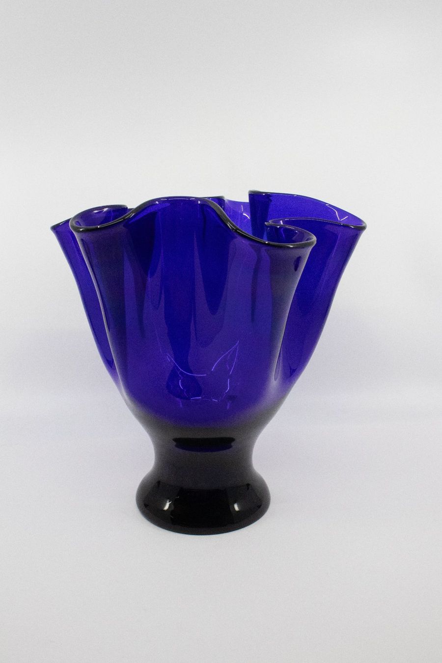 Vasen & Gefässe: Blaue Vase / Glasvase mit gewelltem Rand – Gebraucht aus Zürich von ZuercherBrockenhaus 2