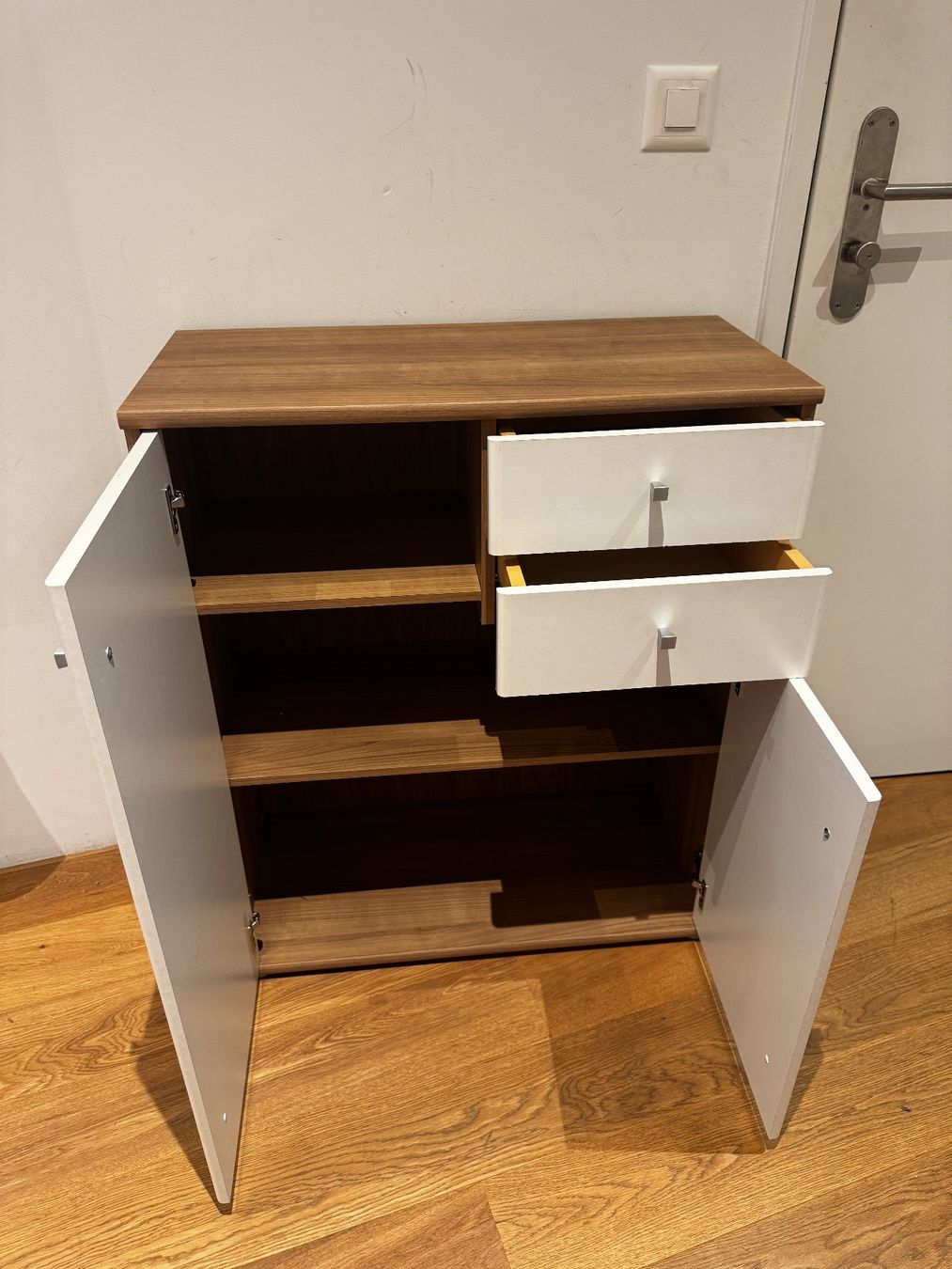 Commodes: Kommode Nussbaumoptik/weiss – D'occasion à Menzingen par Dusty14 2