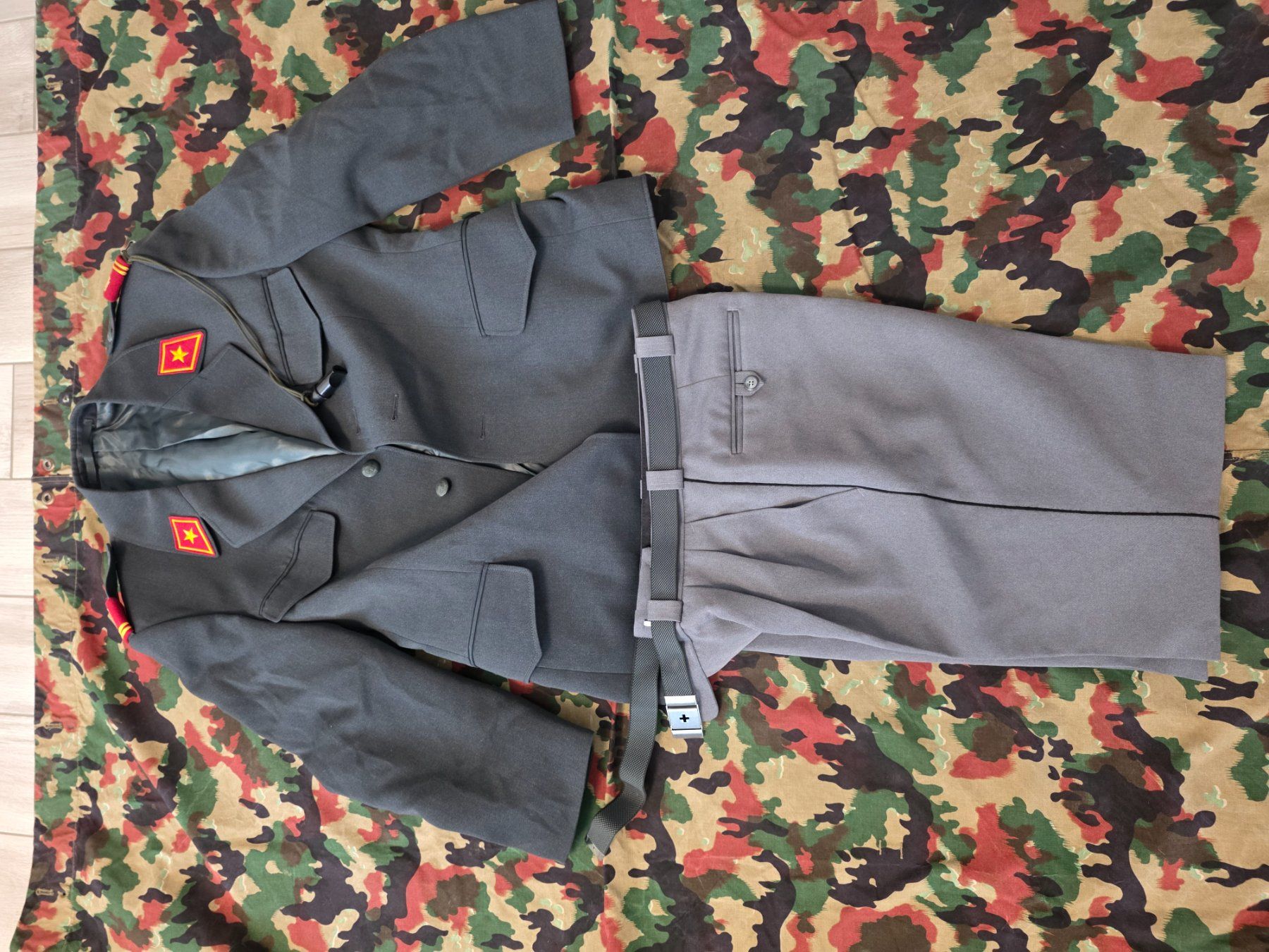 Schweizer Armee Uniformi: Armee Uniform Ausgängen Militär – Usato da Dorf venduto da Echo_Elements 1