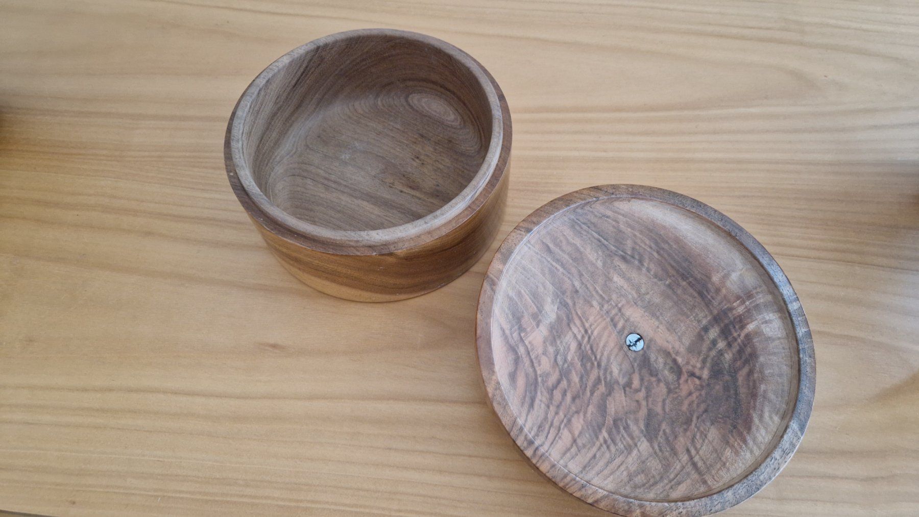 Articles en bois: Holzschale mit Deckel, handgemacht – D'occasion à Luzern par kzu_8qsg 4