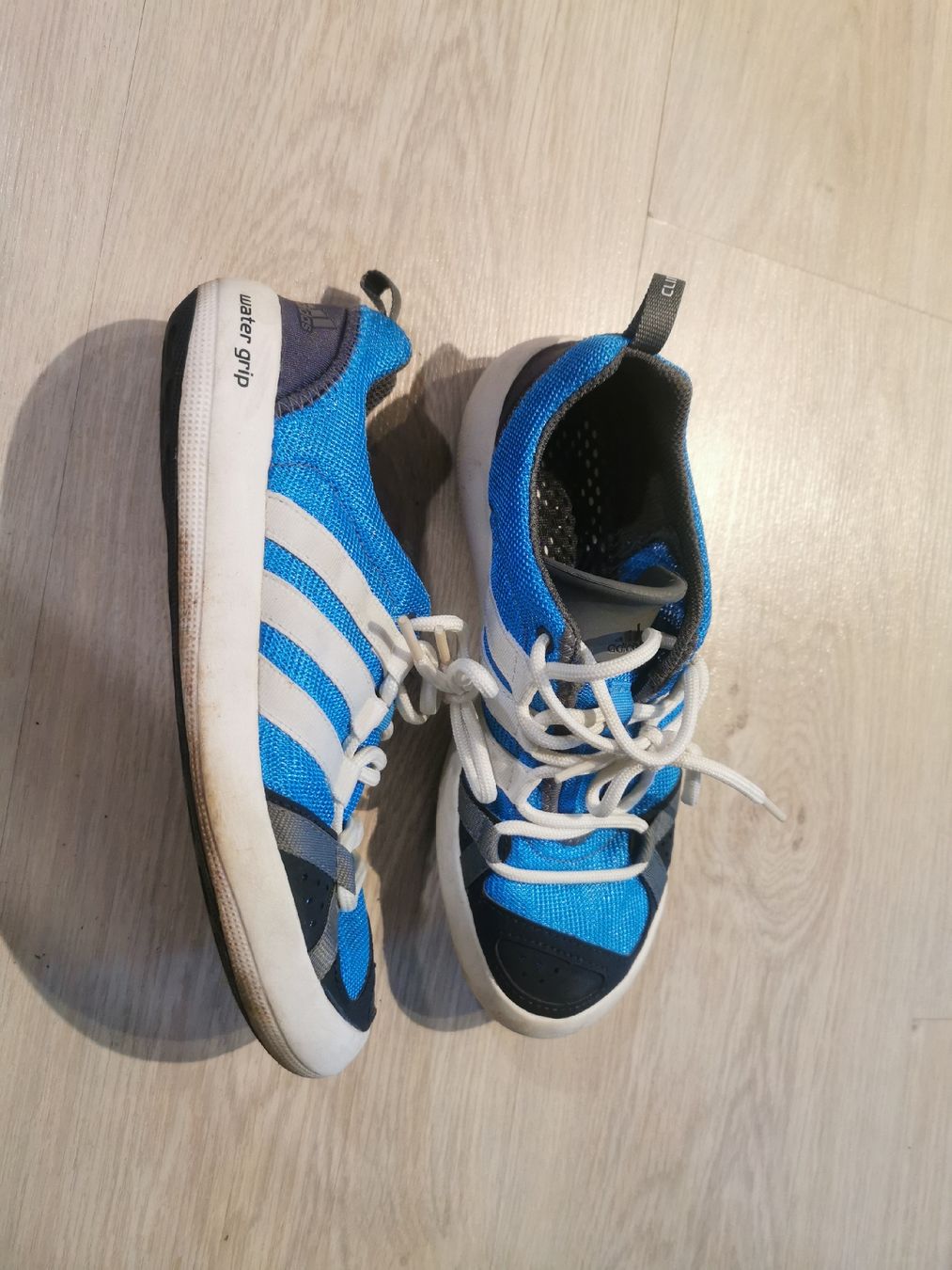Adidas Chaussures femmes: Schuhe Adidas Grösse 37 1/3 – D'occasion à Süderen par Zauberwuerfel
