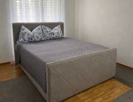 Bequemes Doppelbett (Boxspringbett), grau, 180x200 cm