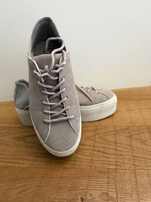 Chaussures femmes: Sneakers – D'occasion à Basel par aganz 2